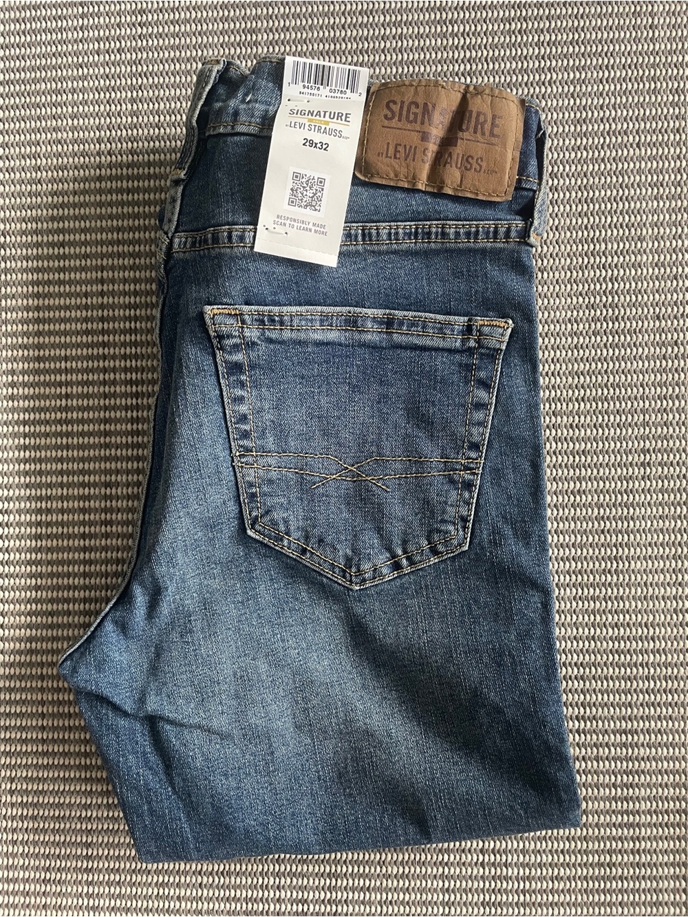 Signature by Levi Strauss Men's Medium Blue Slim Straight Jeans